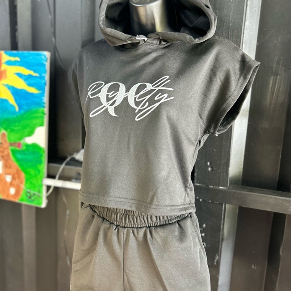 🌺🌸🌺🌸 sexy crop to 2 piece comes in multiple colors - Picture 2 of 7